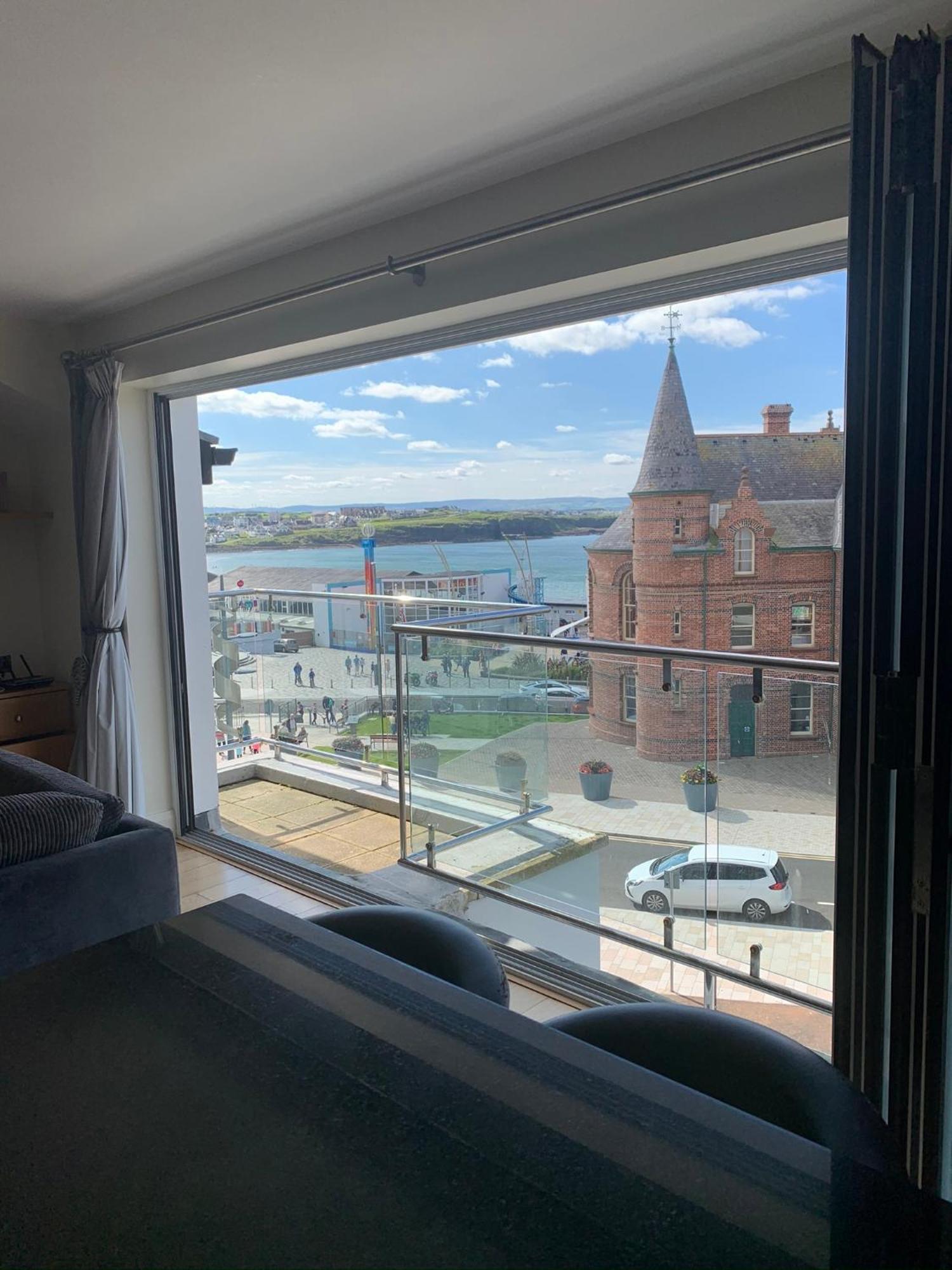 Penthouse Apartment - Town Centre, Sea Views, Secure Parking Portrush Buitenkant foto