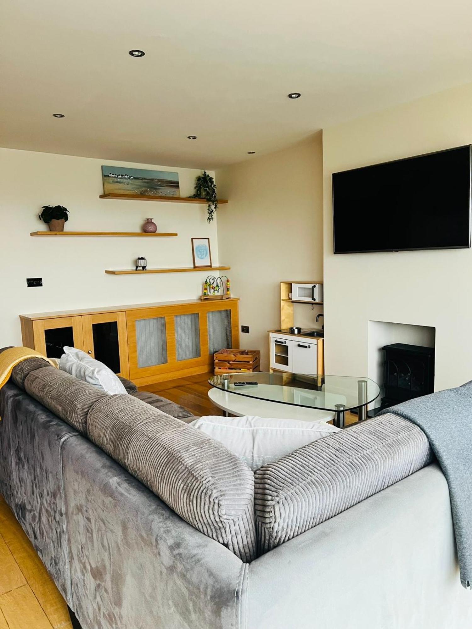 Penthouse Apartment - Town Centre, Sea Views, Secure Parking Portrush Buitenkant foto