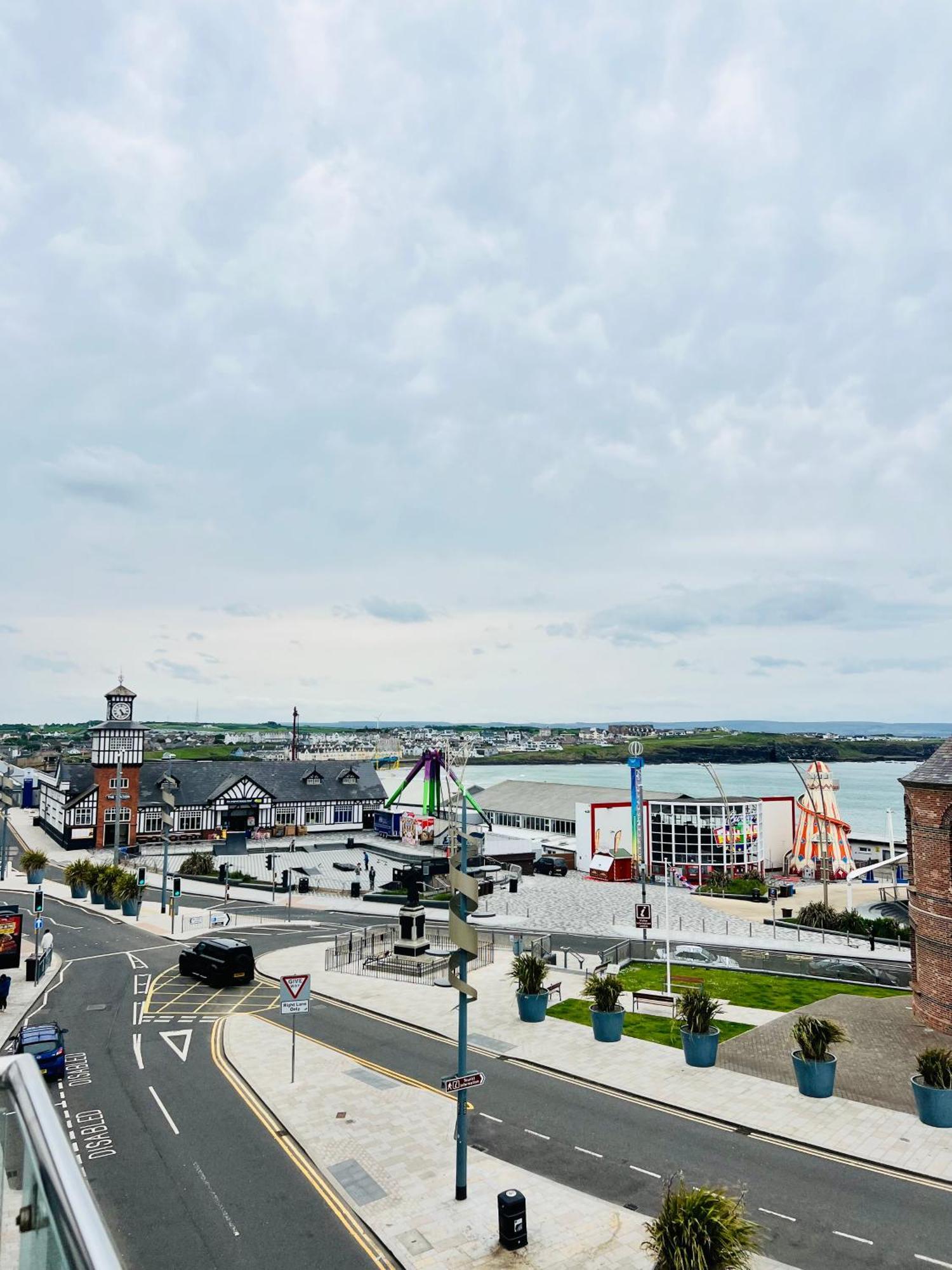 Penthouse Apartment - Town Centre, Sea Views, Secure Parking Portrush Buitenkant foto